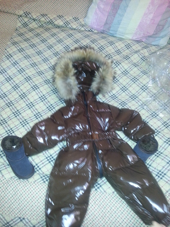Продам слитный зимний комбинезон Moncler