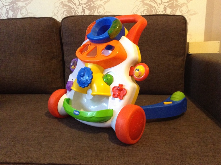 Игровой центр-ходунки 2 в 1 Chicco. 1000р.