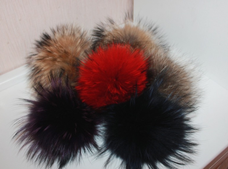 Мех енота для помпонов