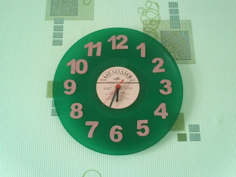 Часы из виниловой пластинки.