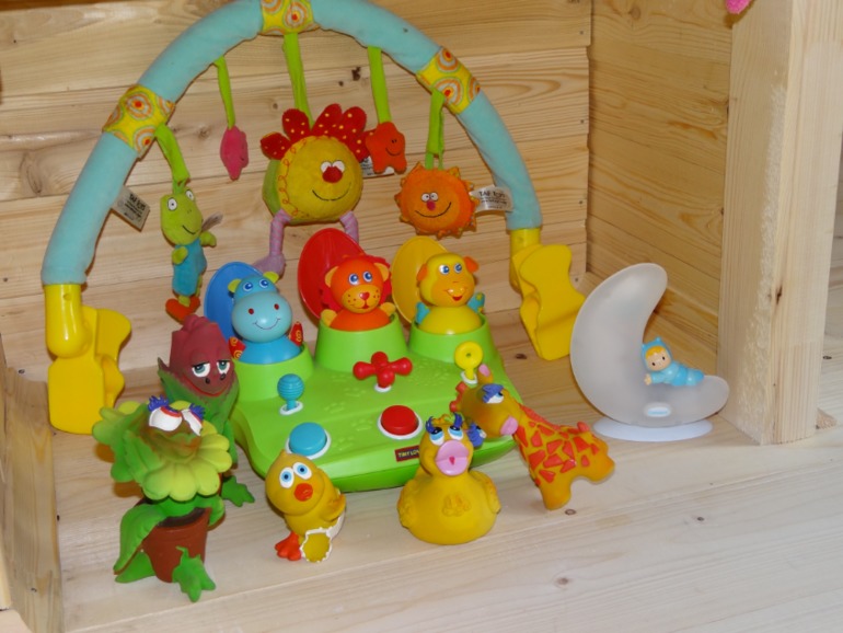 Много б/у игрушек