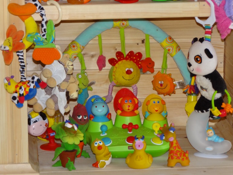 Много б/у игрушек