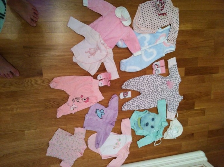 Продам пакетом вещи на 0-3 мес. Кое-что не одето ни разу!цена 1800 за пакет.в подарок-платье.