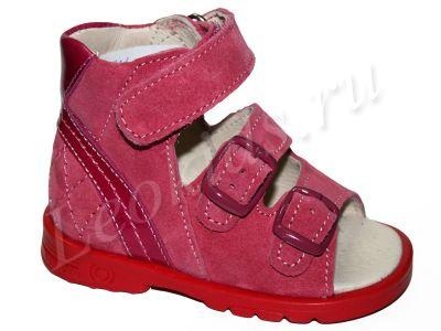 Выбираю обувь на первый шаг. Какая из 2 моделей?