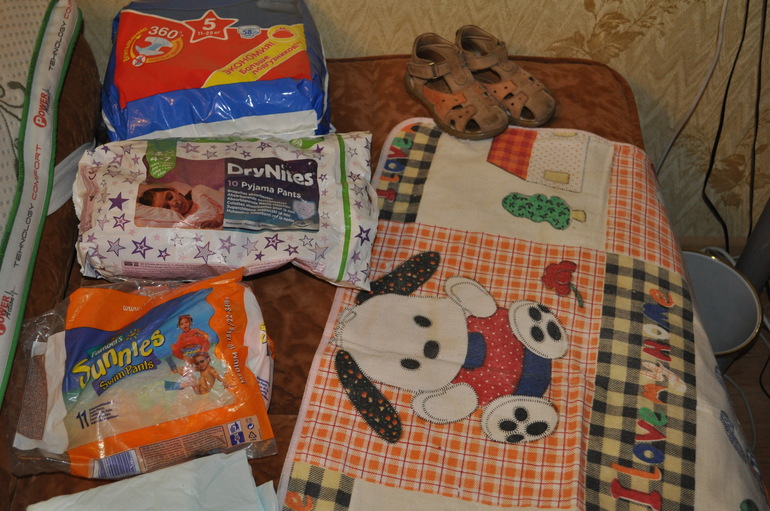 Отдам детское: подгузники, босоножки 24-25 размер, клеенка-непромокайка.