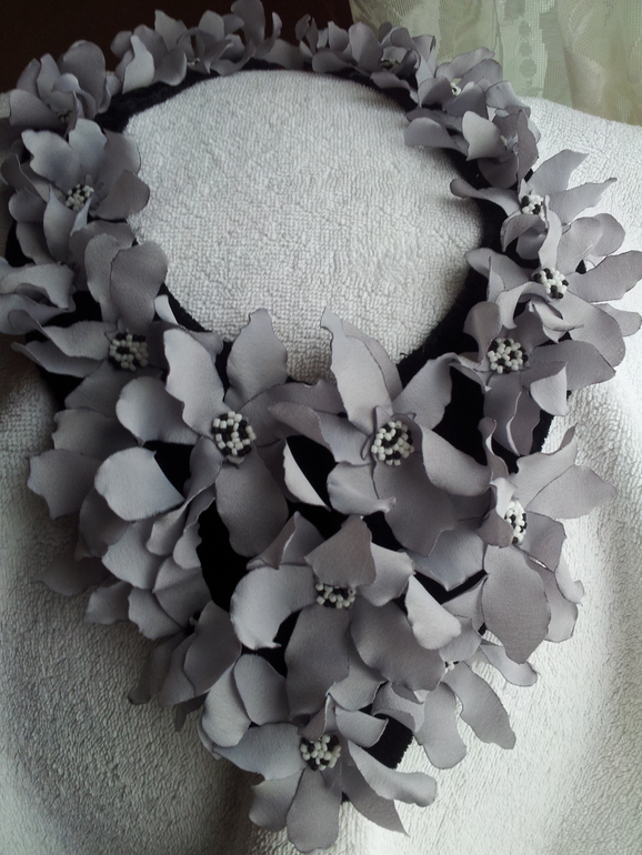 Колье "Цветы на бархате"