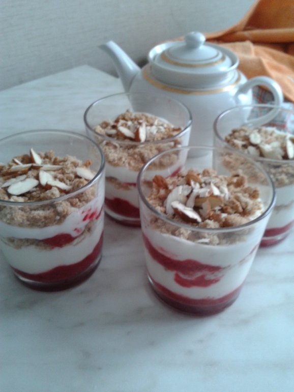 вкусный, очень легкий и полезный десерт с малиной