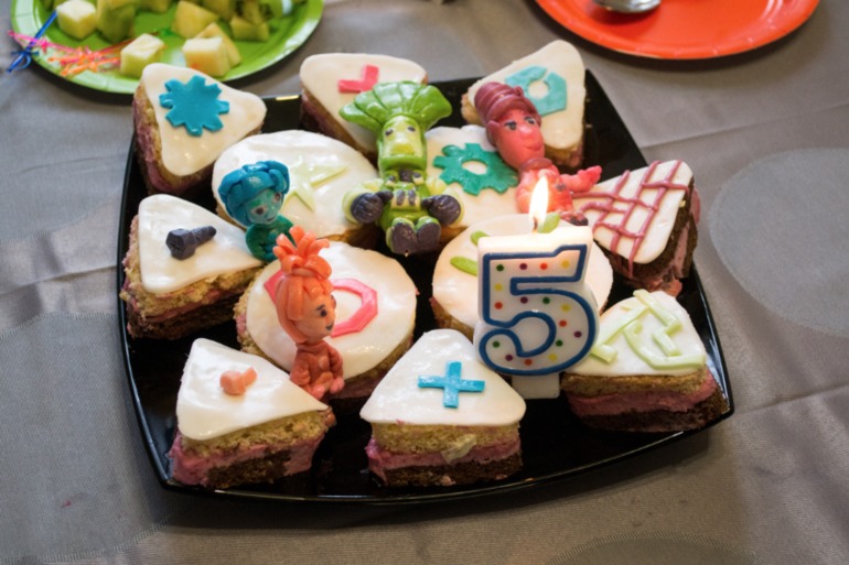 Фигурки из мастики + пироженые