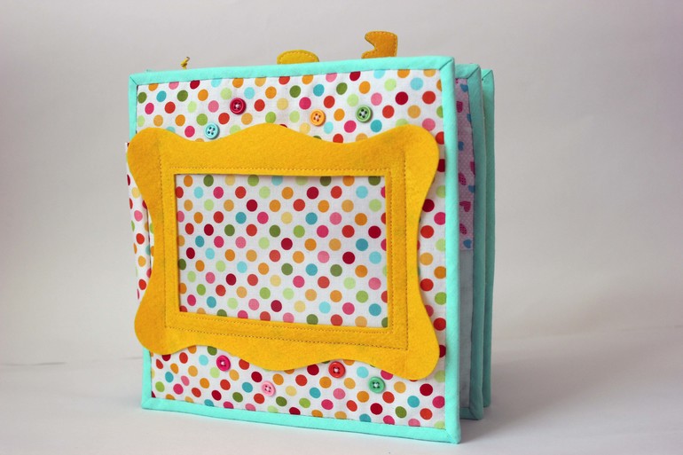 Развивающая книжка про маленькую девочку.