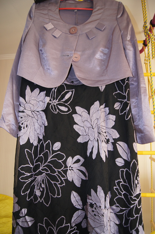 МНОГО красивой одежды на размер 50-52, есть новое и б/у в основном 1 раз, офисные костюмы и нарядные платья.