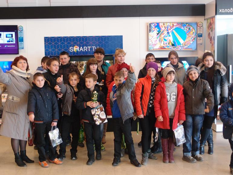 Как воспитанники Дубенского приюта Тульской области побывали на заводе Samsung