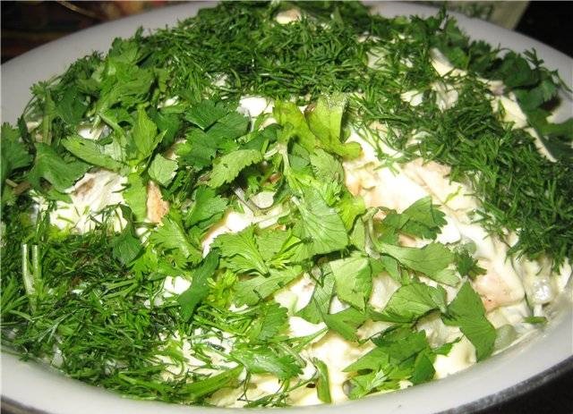 Куриный салат с яйцами и морковью