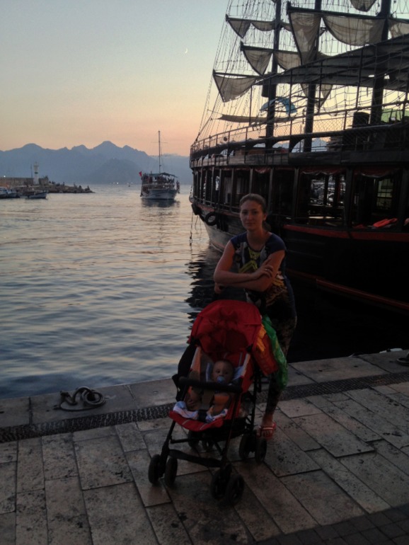 Андрюша, его родители и бабушка ездили на мооооре)