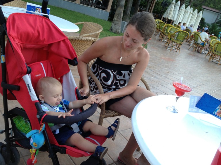 Андрюша, его родители и бабушка ездили на мооооре)