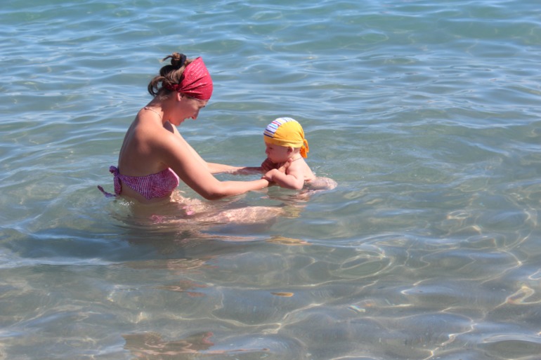 Андрюша, его родители и бабушка ездили на мооооре)