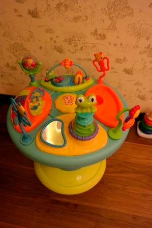 наши любые игрушки с 0 до 11 месяцев))