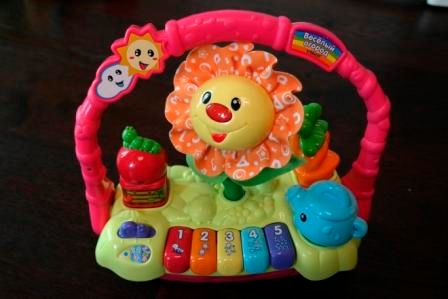 наши любые игрушки с 0 до 11 месяцев))