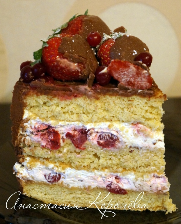 Мой первый торт с шоколадными трубочками и ягодами! Разрез под катом