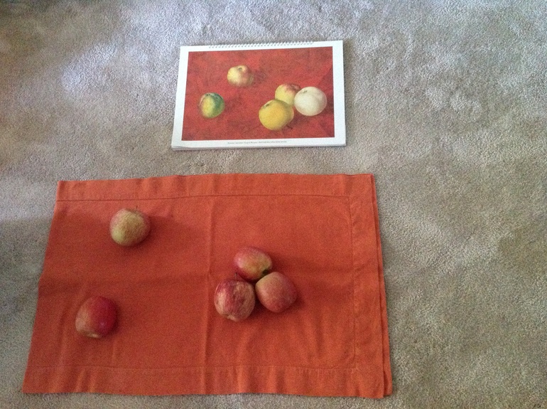 Яблоки на красном фоне