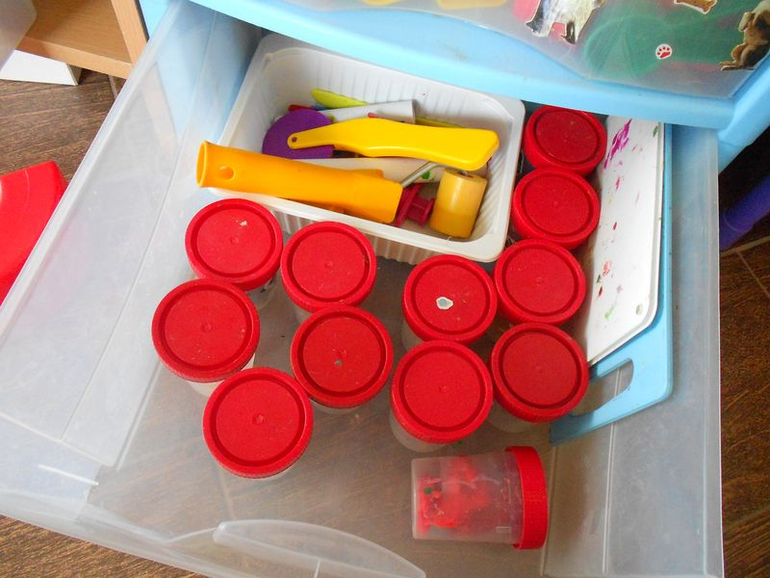 Как хранить пластилин. Контейнер для хранения пластилина. Коробка контейнер для пластилина. Коробка для хранения пластилина. Контейнер для пластилина в детский сад.