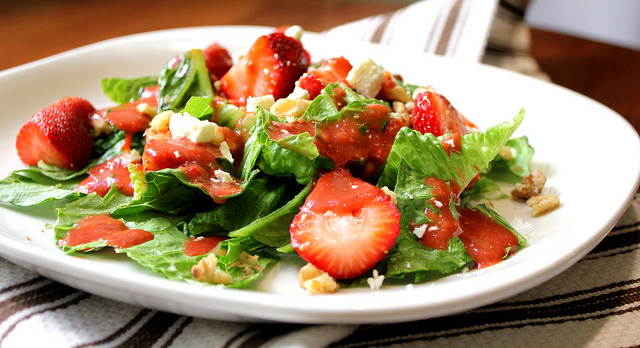 Клубничный салат с заправкой