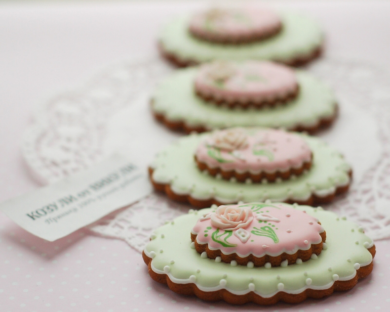 Нежные пряничные пригласительные на свадьбу. Могут служить и рассадочными карточками. На бирке дата, инициалы молодоженов и имя гостя.