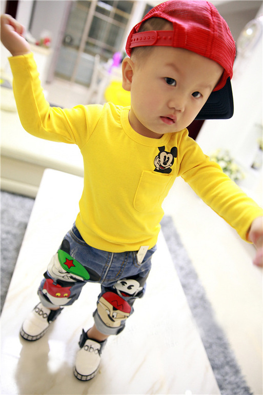 Костюм: джинсы и толстовка.