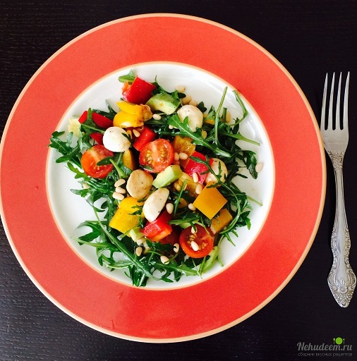 Овощной салат с моцареллой и соусом наршараб