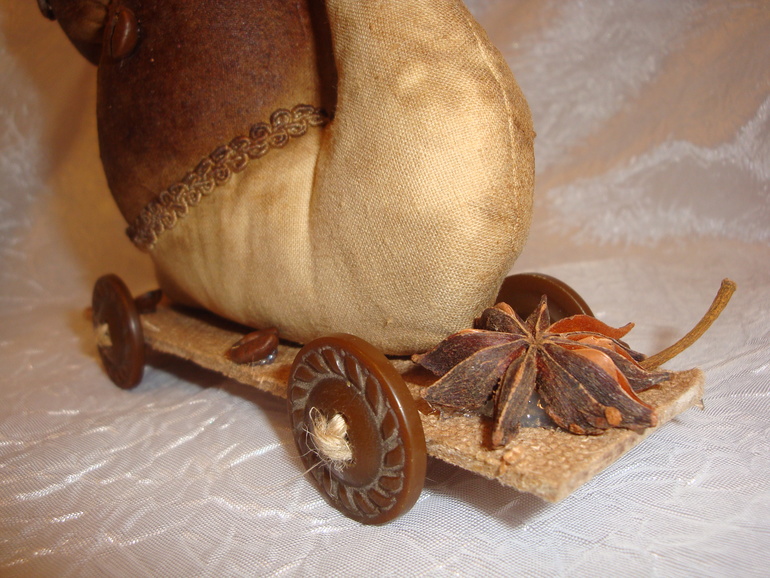 Моя первая тильда: кофейная улитка с глазами-перископами на скейте.