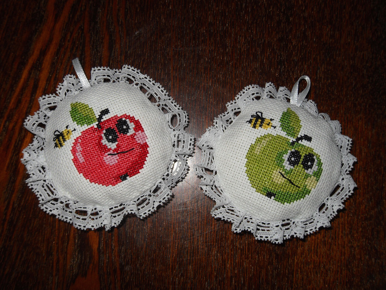 А  вот на днях я сотворила такие чудесные игольницы.