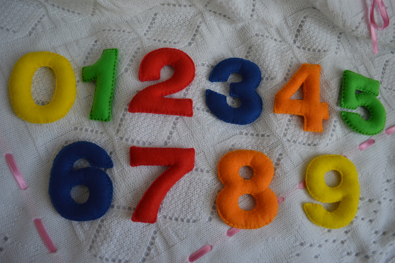 Приму заказ на изготовление именных гирлянд из фетра, которые станут прекрасным и милым урашением комнаты вашего крохи. А также изготовлю цифры из фетра с красивым хлопковым мешочком.