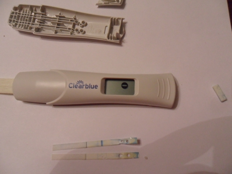 Электронка при беременности. Цифровой тест Клеа Блю. Разобранный тест Clearblue цифровой. Цифровой Клеа Блю разобранный. Clearblue электронный тест внутри 2 полоски.