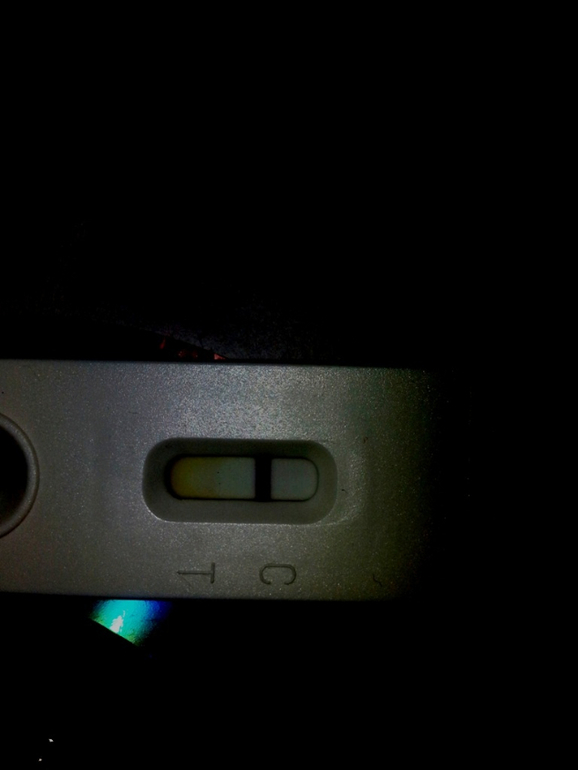 Девочки,посмотрите пожалуйста-есть что-то или глюк.