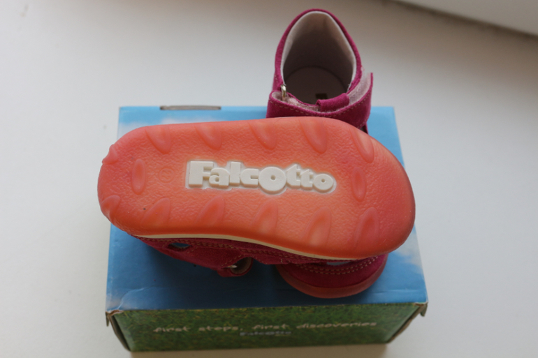 Продам новые сандалики Falcotto.