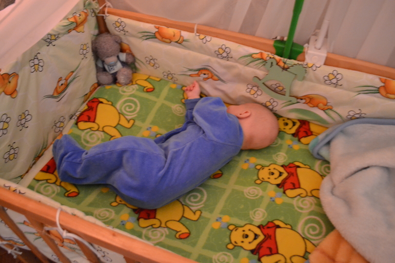 4 месяца как уложить спать. Ребенок в кроватке фото. Ребенок спи поперек кровати.