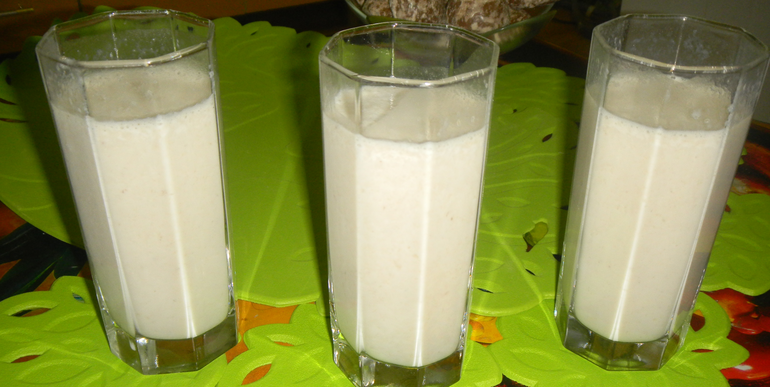 Молочно-банановый коктейль с корицей