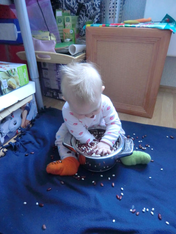 Надувной бассейн для игр с сыпучкой и рисования.