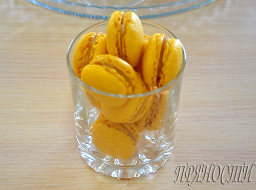 Макарунки и сливочно-кофейный крем с шоколадом .