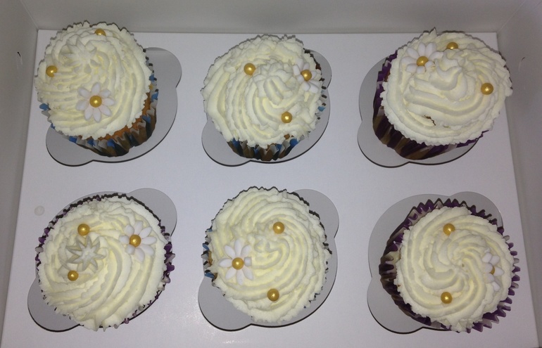 Ванильные капкейки с начинкой из малины и белого шоколада