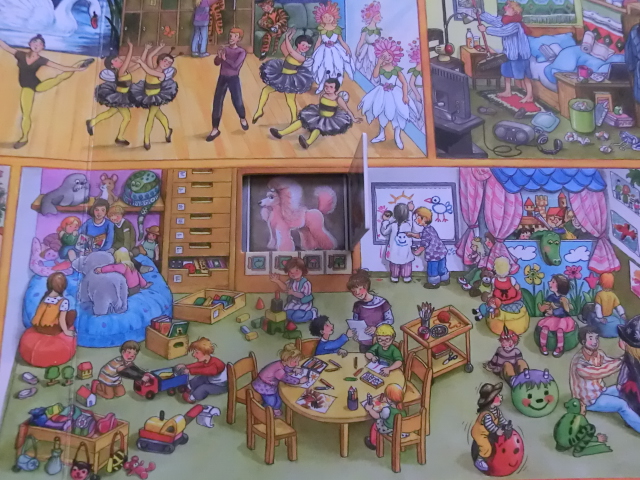 И снова виммельбухи или дом с окошками от Анны Сьюз