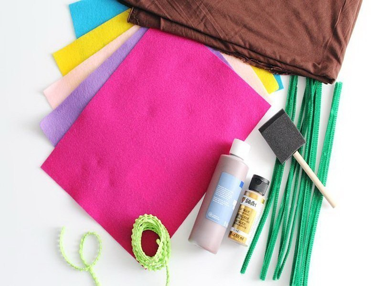 Фетровая грядка с ягодами и овощами