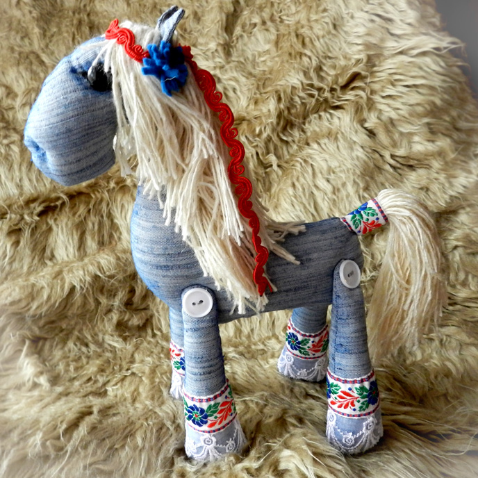 Белогривые лошадки