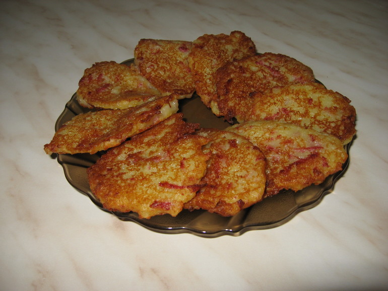 Драники с копченной колбаской.