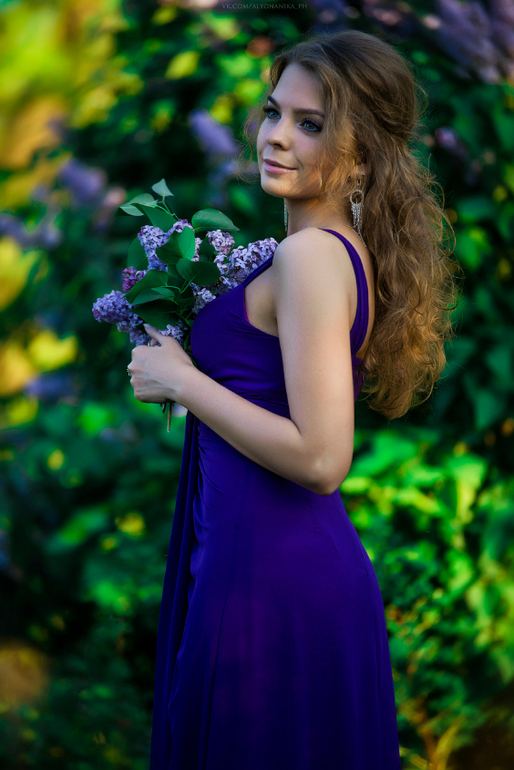 В своем первом посте хочу поделиться с Вами своей самой свежей фотосессией. Весна. Май. Сирень. Прекрасная Светлана :)