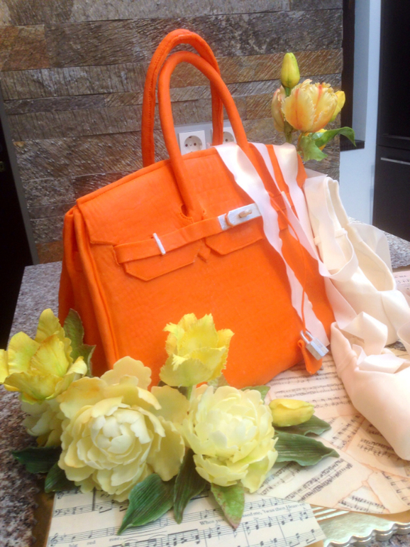 Для девушки, которая ободает сумки Биркин, театр, бокс и желтые цветы)))