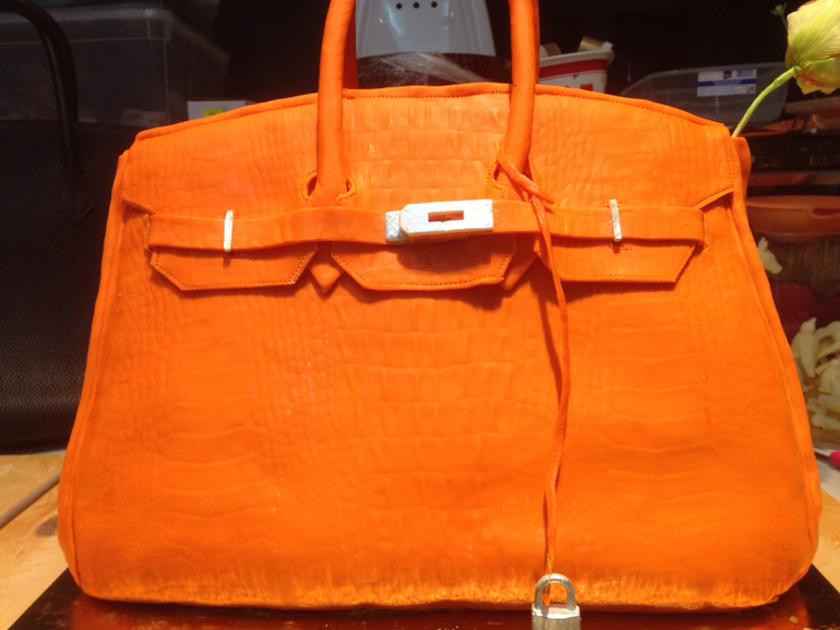 Для девушки, которая ободает сумки Биркин, театр, бокс и желтые цветы)))