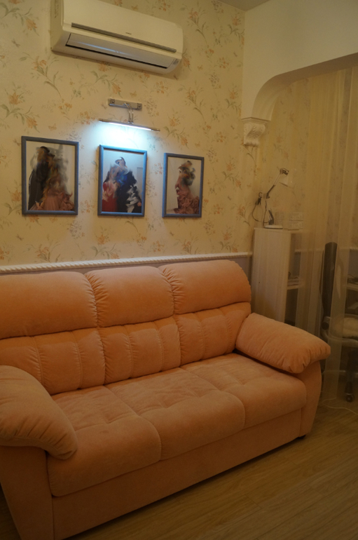 Авито энгельс диван. Мебельная замша персикового цвета. Мебель Энгельс мебель даром. Отделка дивана персикового цвета. Окантовка дивана персикового цвета.