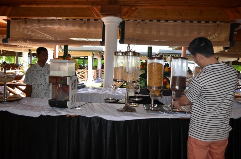 Хороший отель, очаровательное море и скучное питание!