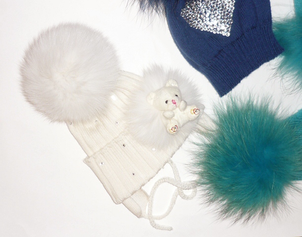 Шапочки с мех помпонами, детские и взрослые, итальянский меринос, машинная и ручная вязка на заказ