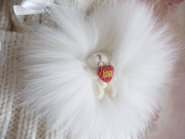 Шапочки с мех помпонами, детские и взрослые, итальянский меринос, машинная и ручная вязка на заказ